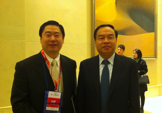 U-Haul sustainability expert Dr. Allan Yang and Chengdu Mayor Tang Liangzhi