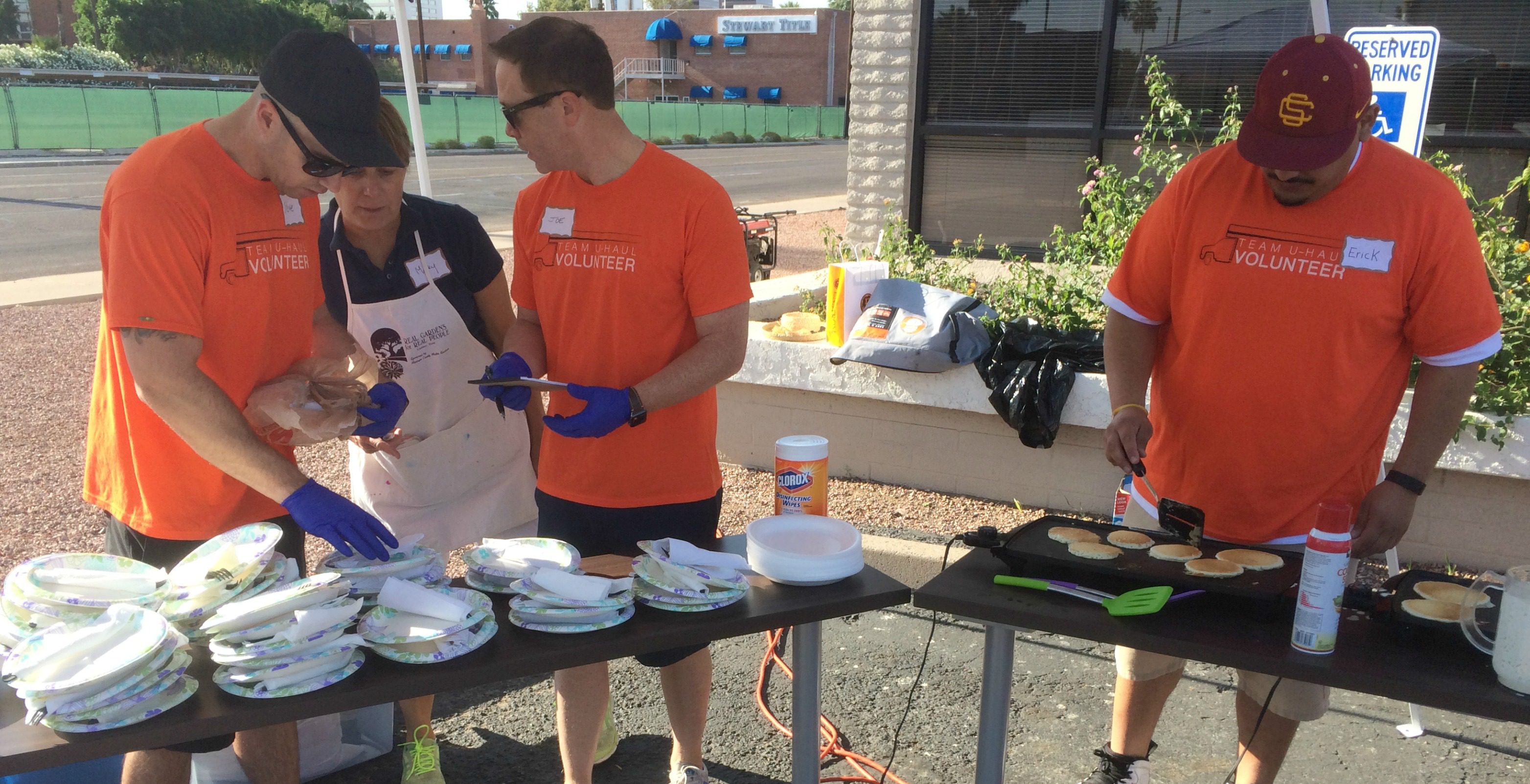 U-Haul Helps Feed Homeless at Circle the City in Phoenix