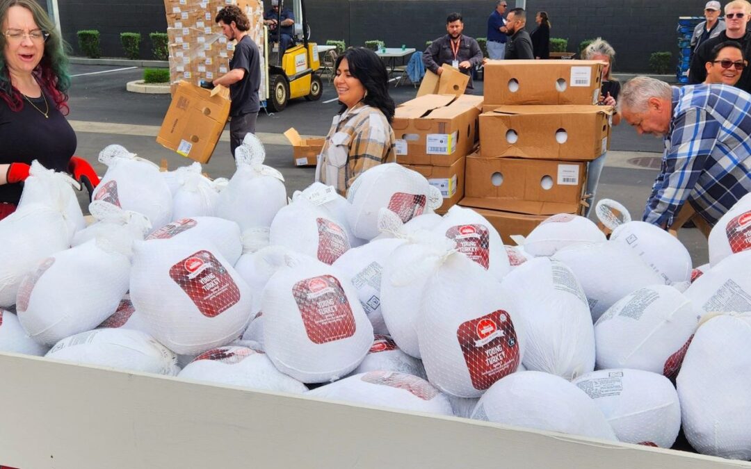 Team U-Haul Gifts 773 Thanksgiving Turkeys to Arizona Nonprofits